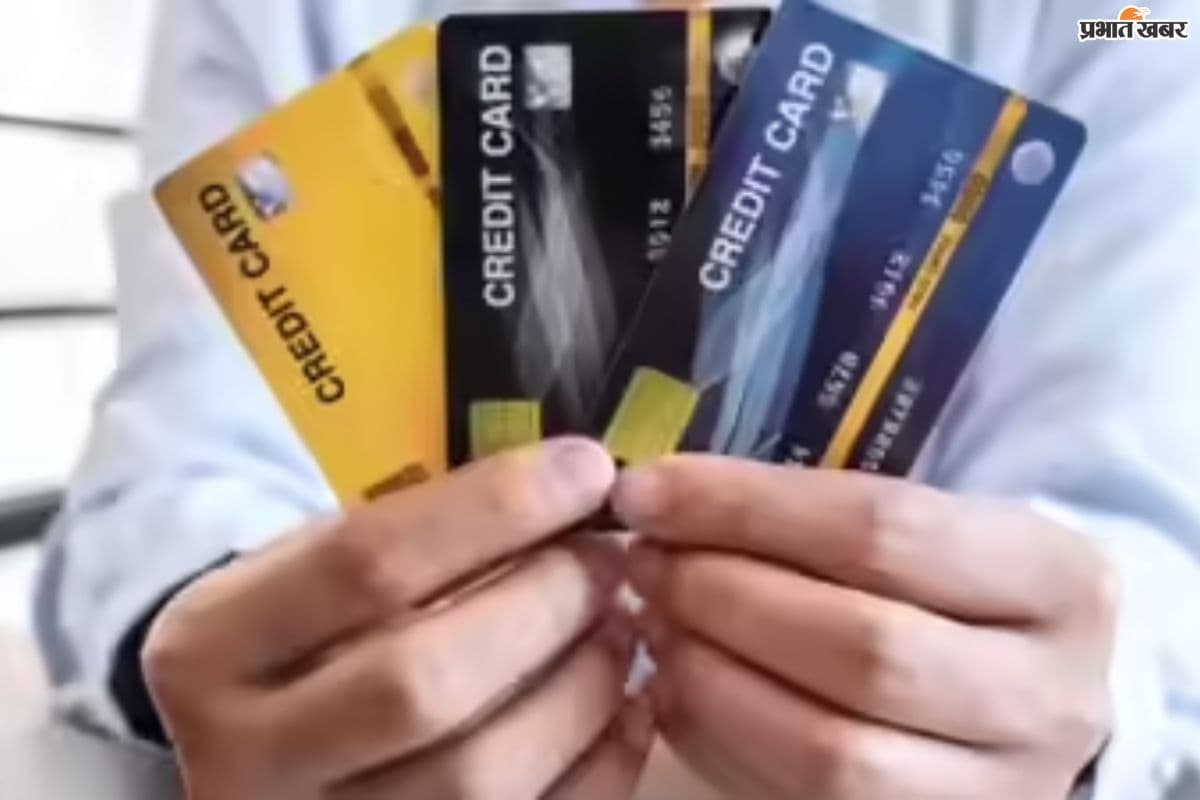 कहीं फायदे के चक्कर में नुकसान तो नहीं कर रहे? जानें कितने क्रेडिट कार्ड रखना है आपके लिए सेफ