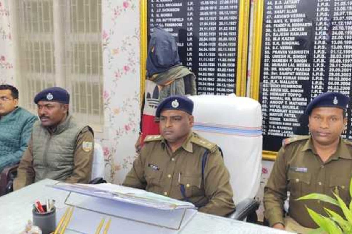 Dumka: इंस्पेक्टर ऑफिस के पीछे महिला और मासूम बच्ची की हत्या का खुलासा, गिरफ्त में दरिंदा