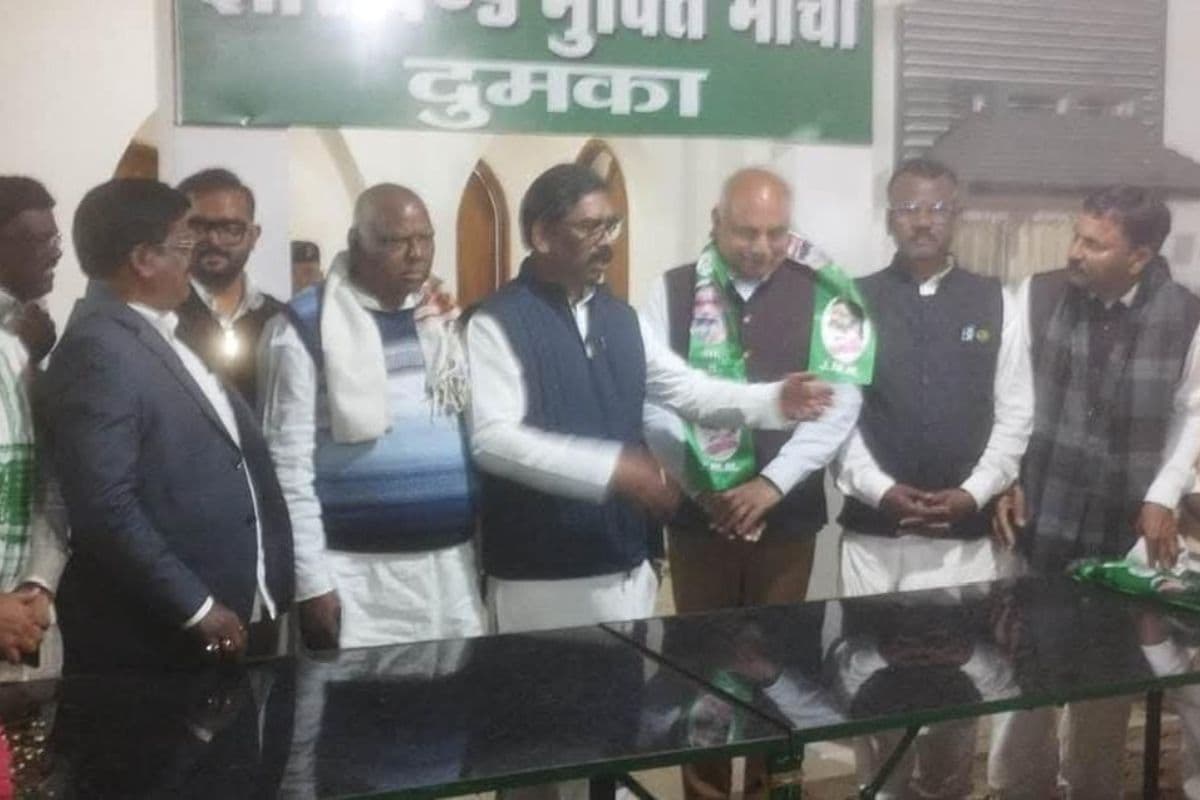 Dhanbad: मेयर प्रत्याशी चंद्रशेखर अग्रवाल ने थामा JMM का हाथ, नगर निकाय चुनाव से पहले BJP को बड़ा झटका