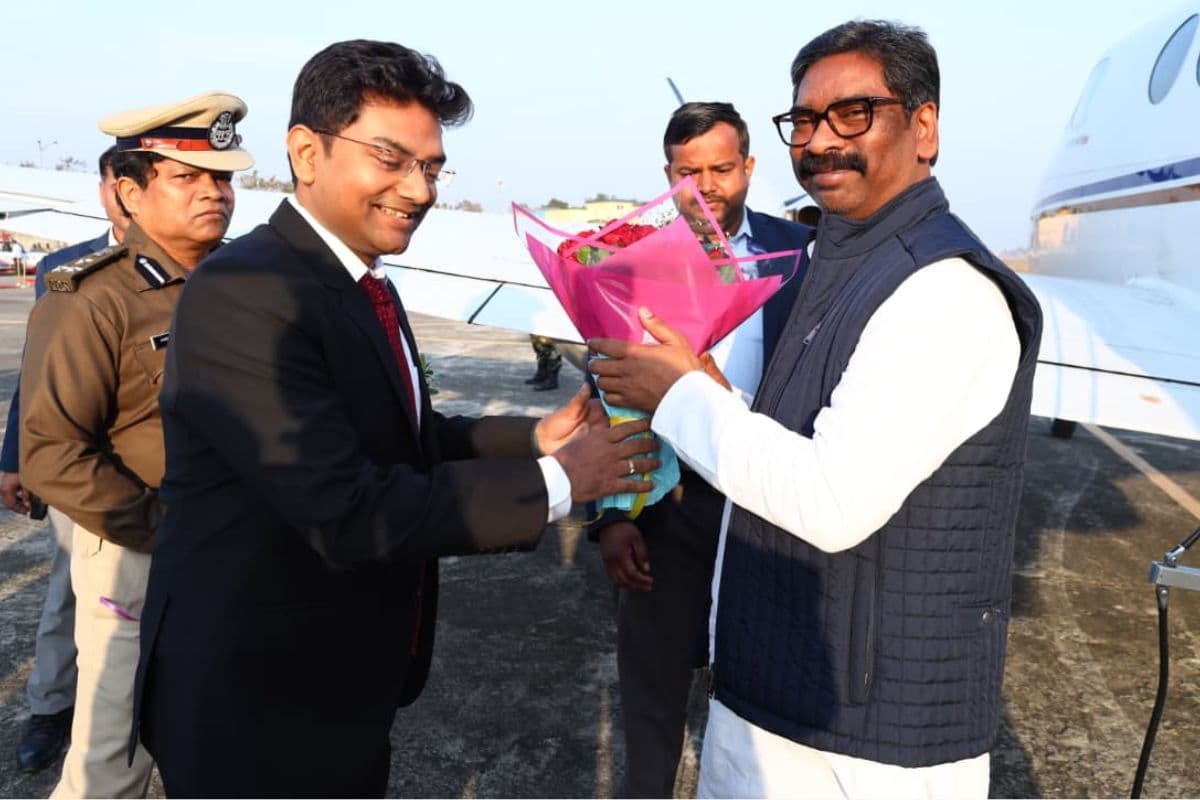 दुमका पहुंचे मुख्यमंत्री हेमंत सोरेन, देर रात गांधी मैदान में JMM के झारखंड दिवस को करेंगे संबोधित