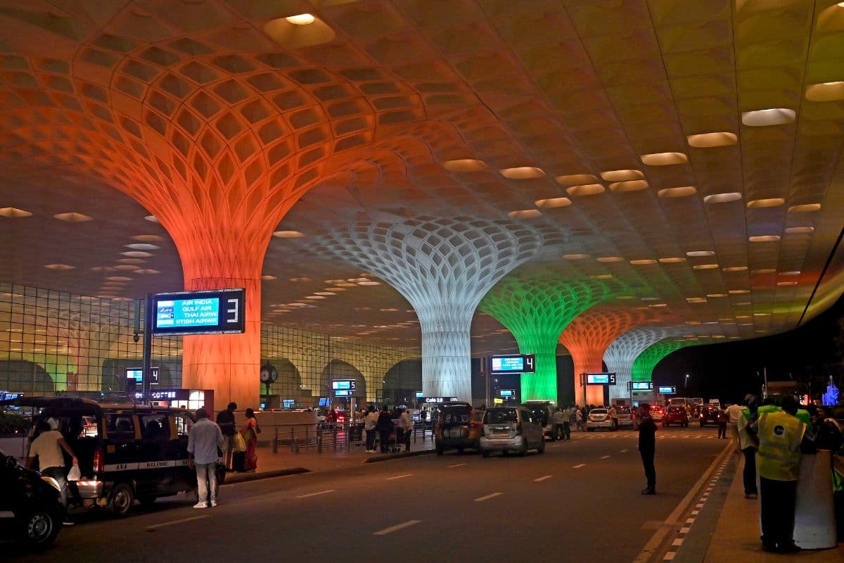 मुंबई एयरपोर्ट: 23 करोड़ का गांजा जब्त, बैंकाक से आए यात्री गिरफ्तार, 85.35 लाख का सोना भी पकड़ा