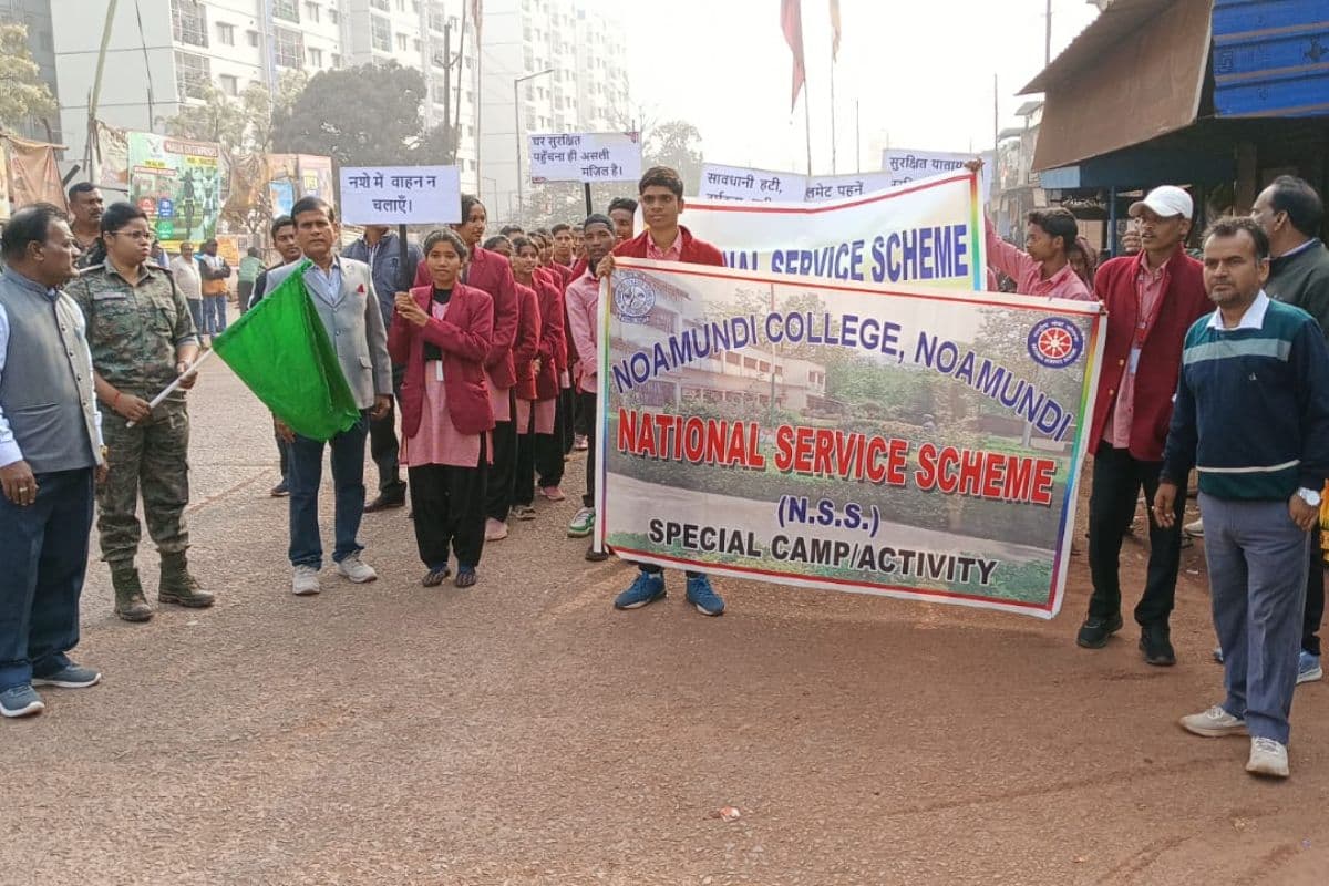 Chaibasa: नोवामुंडी कॉलेज में सड़क सुरक्षा कार्यशाला, नाबालिगों को वाहन न चलाने देने की अपील