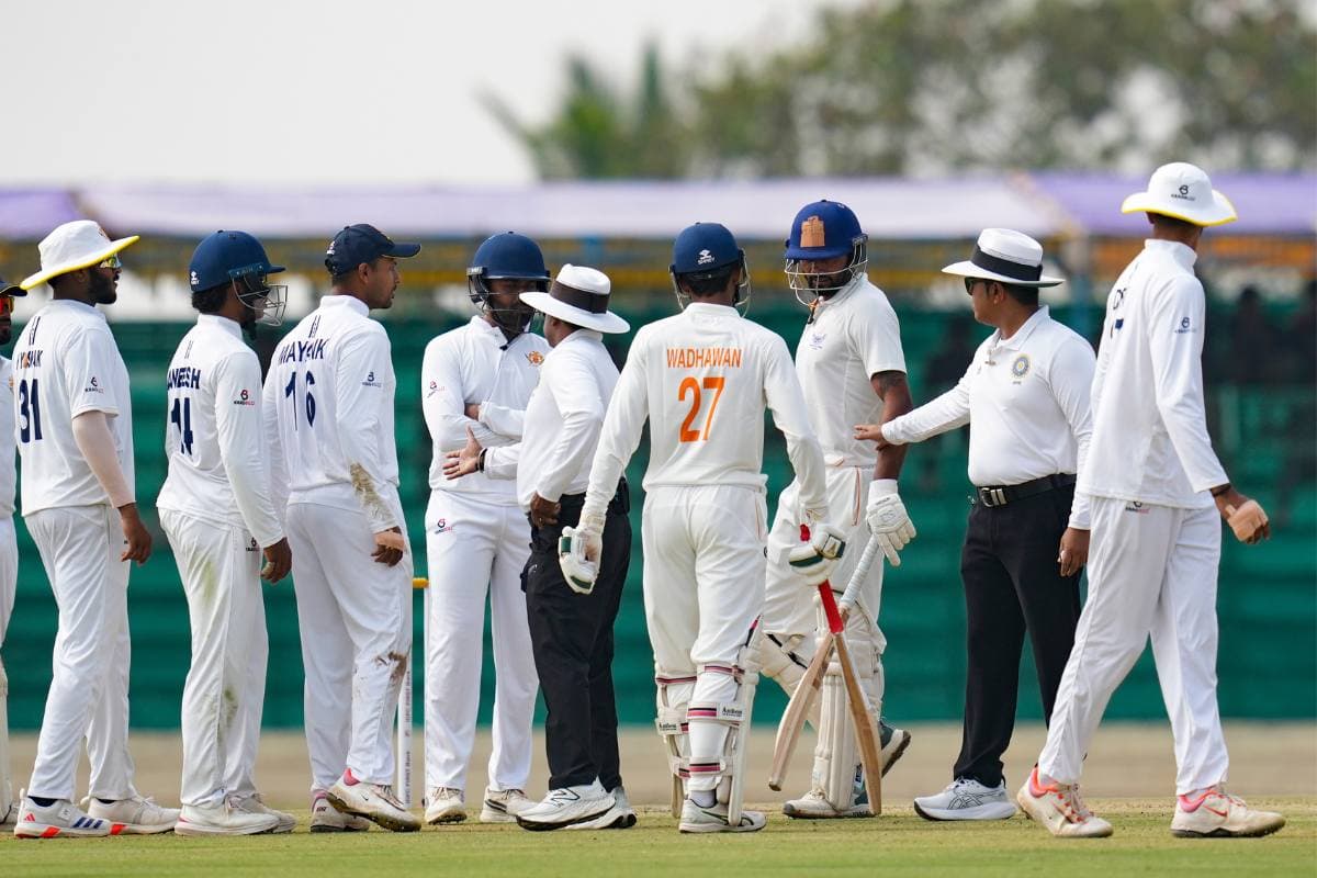 रणजी ट्रॉफी फाइनल: पारस डोगरा को आया गुस्सा, फिल्डर को हेलमेट से मारा सिर