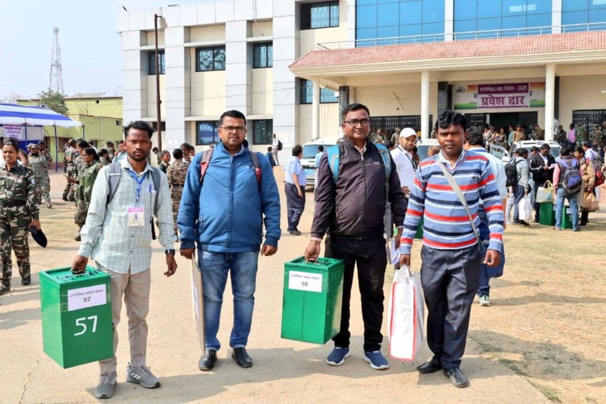 बैलेट बॉक्स लेकर बूथों पर रवाना हुए पोलिंग एजेंट, वोटरों से बिना किसी भय के वोट देने की अपील