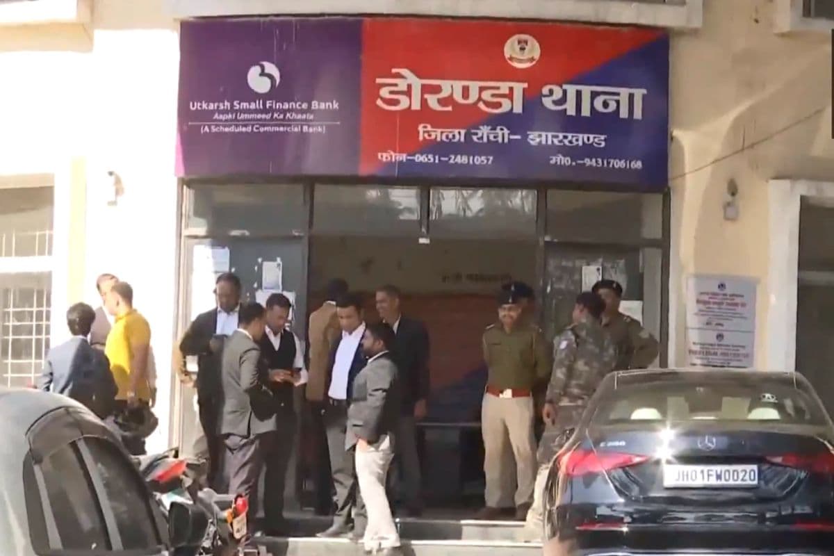 लग्जरी कार के बोनड पर युवक को दूर तक घसीटा, फिर डोरंडा थाने में वकीलों का हाई वोल्टेज ड्रामा