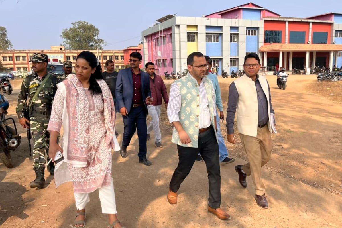 Saraikela: डीसी ने निकाय चुनाव की तैयारियों का लिया जायजा, बैठक में दिए जरूरी निर्देश