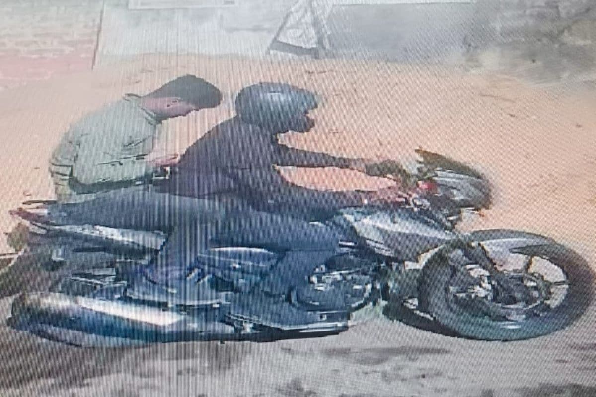 घाटोटांड़ में दिनदहाड़े महिला से चेन छिनतई, बाइक छोड़कर फरार हुए अपराधी