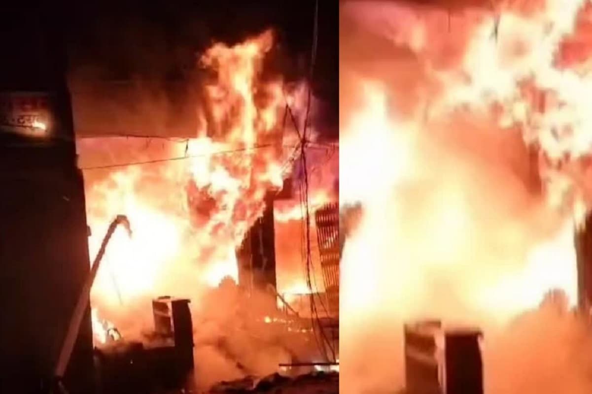 कोलकाता के न्यूटाउन में लगी भीषण आग, आधी रात को फटा सिलेंडर, कई दुकानें राख