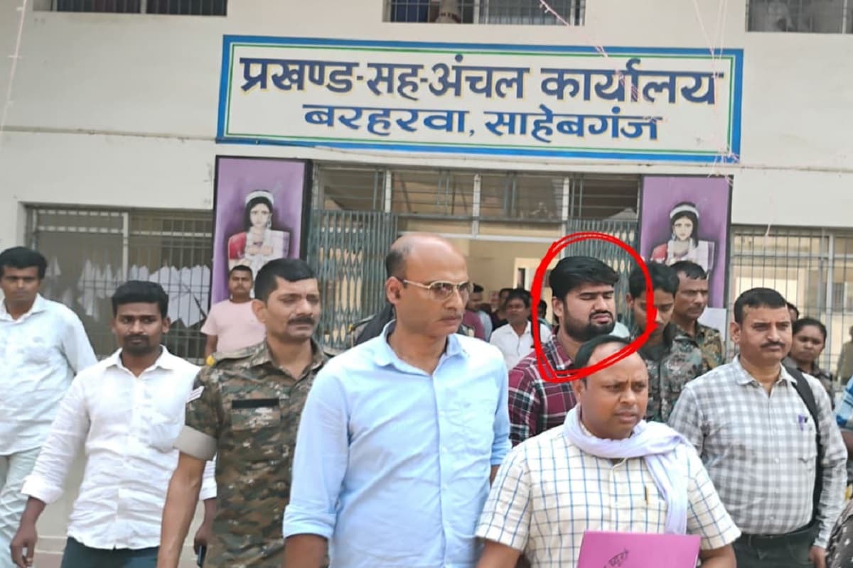 साहिबगंज में भ्रष्टाचार पर कड़ा प्रहार, बरहरवा के आपूर्ति पदाधिकारी 40 हजार घूस लेते रंगेहाथ गिरफ्तार