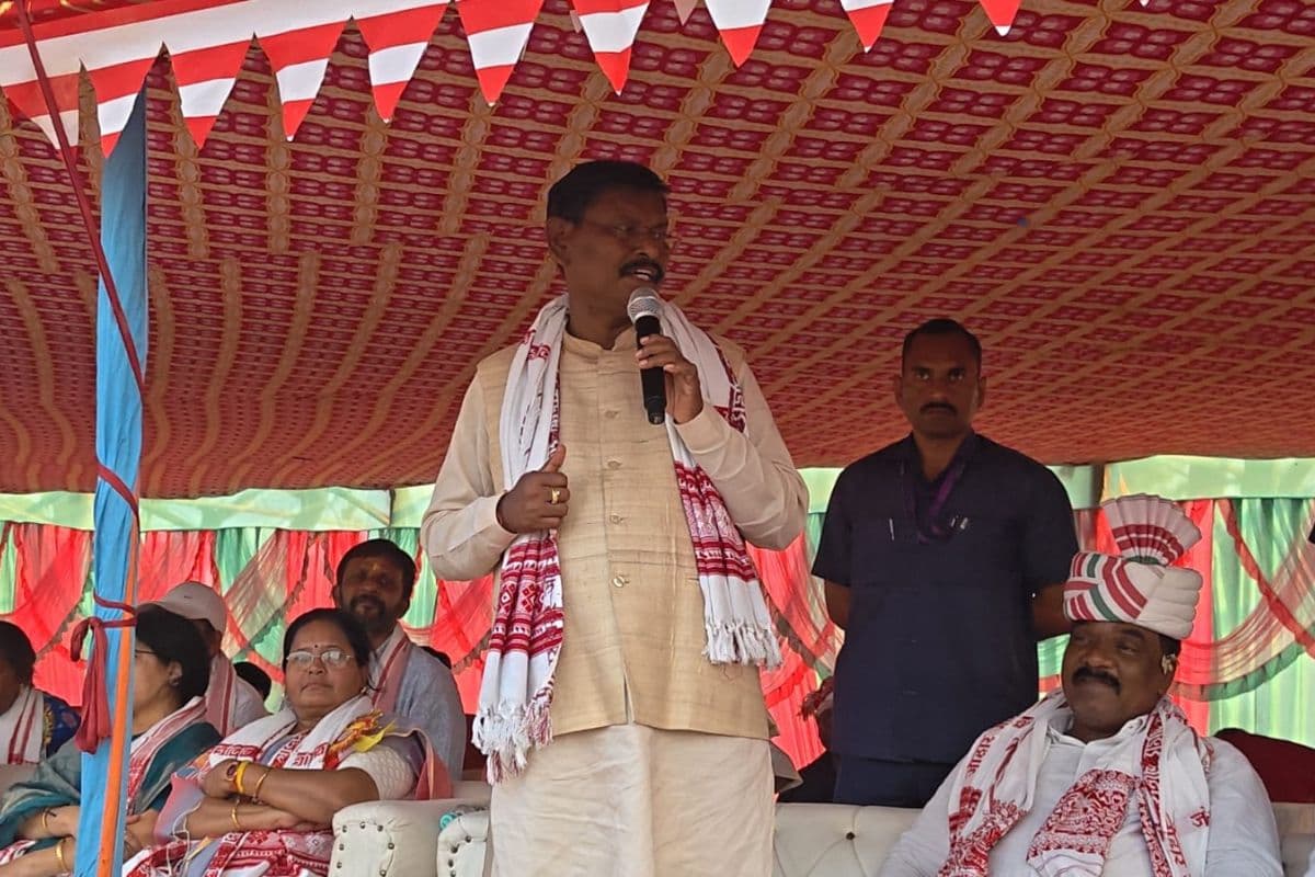 Saraikela: सरहुल महोत्सव में शामिल हुए अर्जुन मुंडा, कहा- जंगल की रक्षा करना सभी की जिम्मेदारी