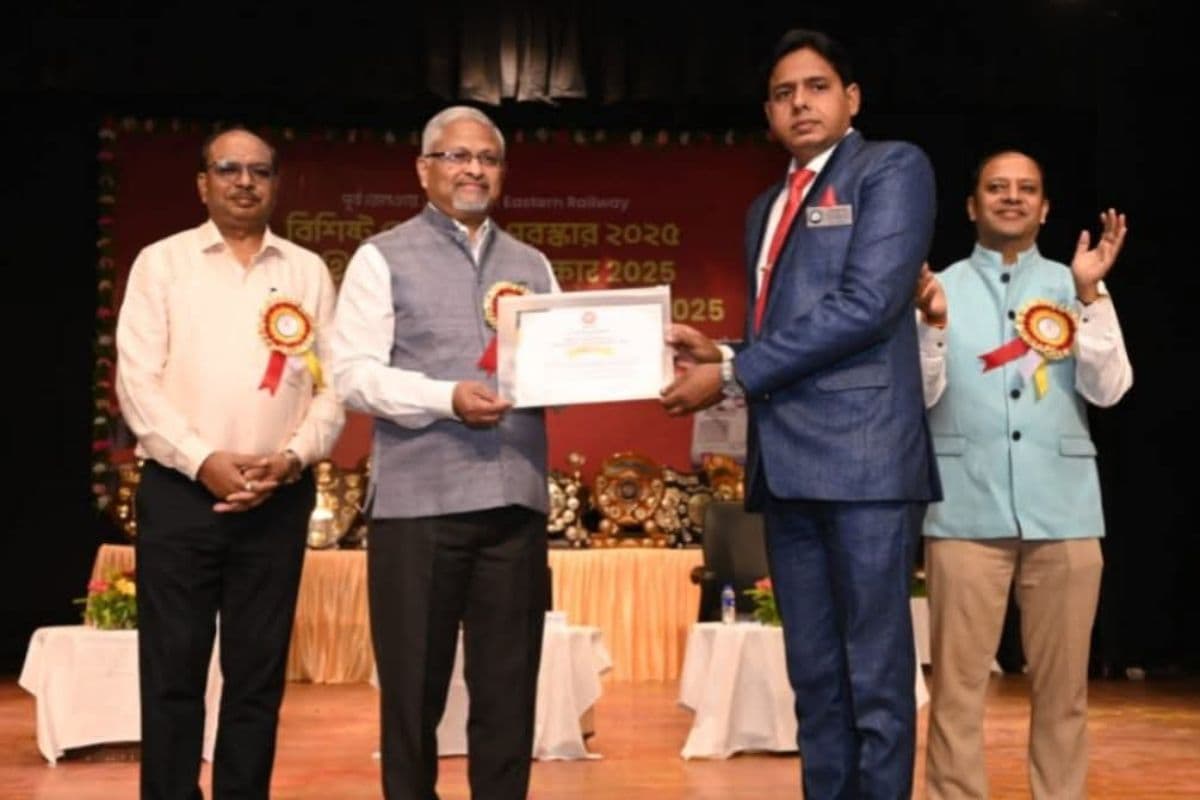 पूर्व रेलवे में बेहतर काम करने पर रेल सेवा विशिष्ट पुरस्कार से नवाजे गये अरुण शाह