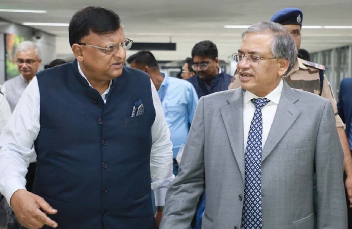 कोलकाता के कालीघाट पहुंचे चुनाव आयुक्त ज्ञानेश कुमार ने की मंदिर में पूजा, बाहर लगते रहे वापस जाओ के नारे