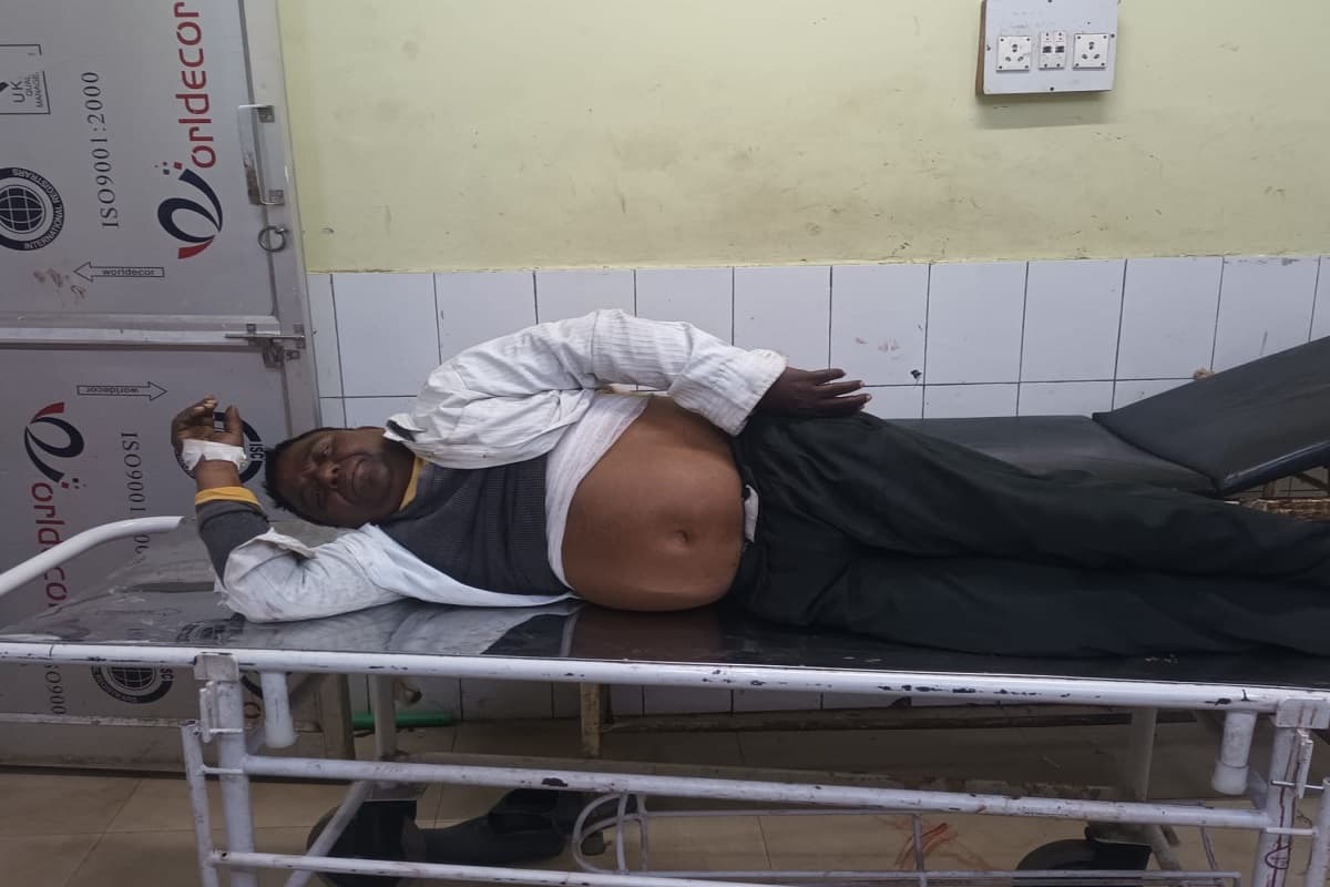 बोकारो के दुगदा में ग्राम रक्षा दल के गार्ड पर चाकू से हमला, धनबाद के एसएनएमएमसीएच में इलाज