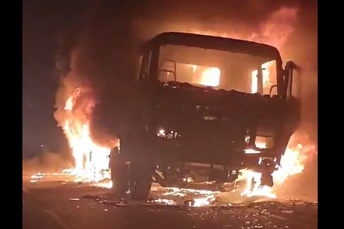 Bokaro: भंडारीदह दामोदर पुल के पास हाईवा में लगायी आग, चंद्रपुरा ऐश पौंड से आ रही थी गाड़ी