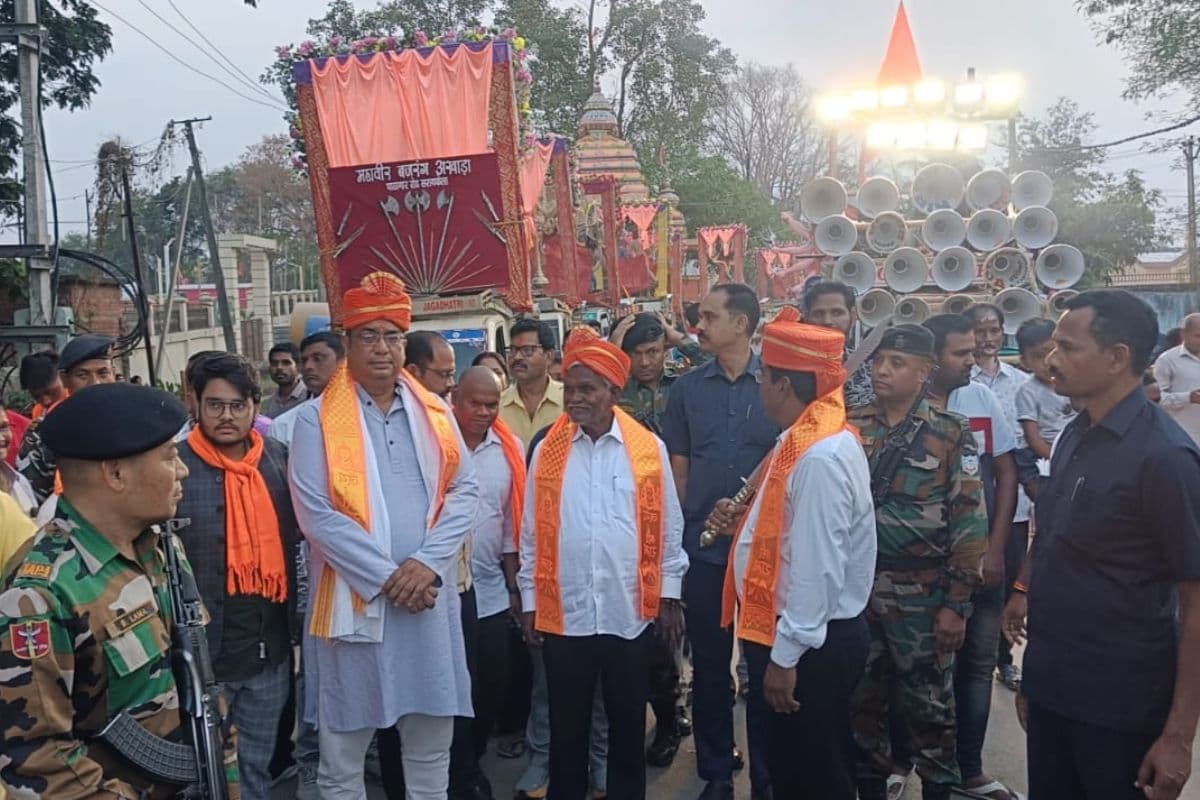 Saraikela: जय श्रीराम के जयघोष के साथ निकला रामनवमी जुलूस, पूर्व सीएम चंपाई सोरेन हुए शामिल