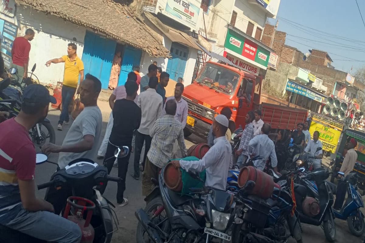 झारखंड के चतरा में रसोई गैस की कालाबाजारी या किल्लत? गुस्साए ग्राहकों ने एजेंसी मालिक के घर को घेरा