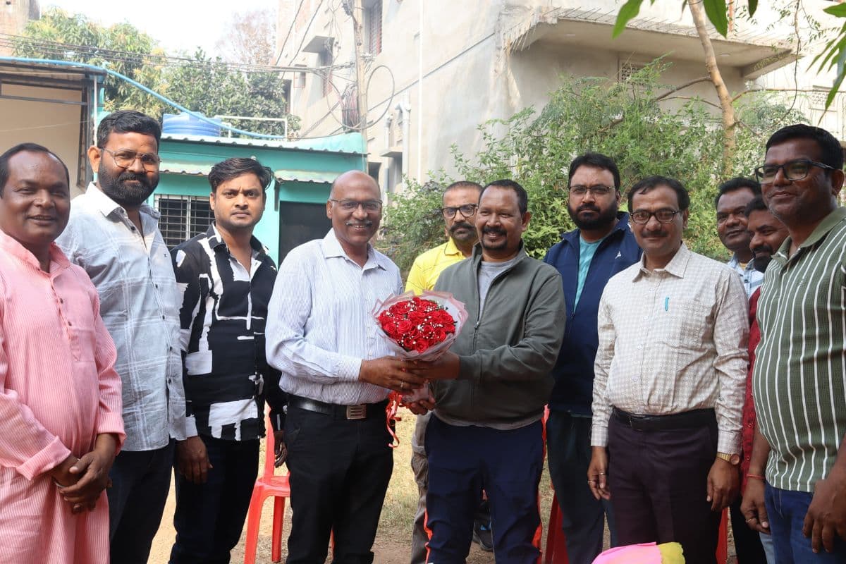 जीत के बाद परिवहन सह राजस्व मंत्री दीपक बिरुआ से मिले सरायकेला नगर पंचायत अध्यक्ष मनोज चौधरी