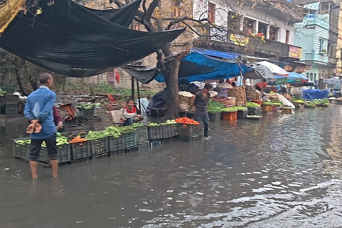 बे-मौसम बारिश ने खोली नगर निगम की पोल, कतरास की सड़कों पर भरा लबालब पानी