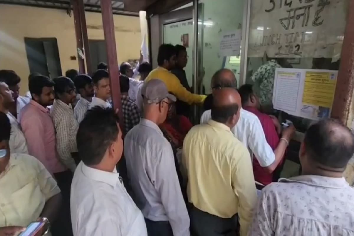 धनबाद में स्मार्ट मीटर बना मुसीबत, सैकड़ों घरों की बिजली कटने से उपभोक्ताओं का हंगामा