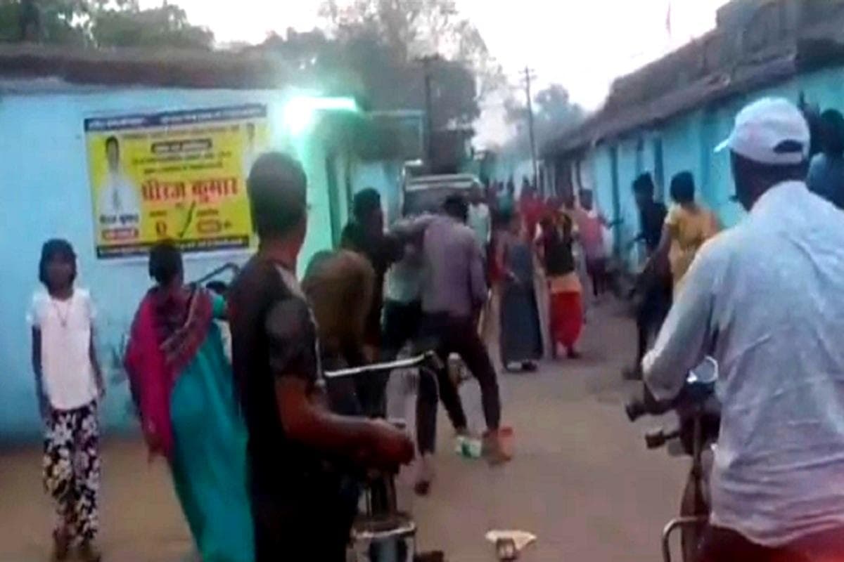 शिव मंदिर में गाय बांधने का विरोध करने पर युवक की पिटाई, कतरास थाने में शिकायत दर्ज