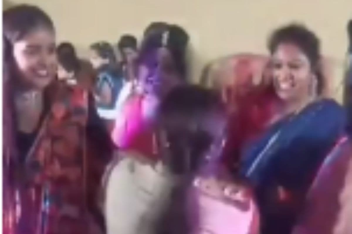 धनबाद में खाकी का ‘डांस’ वायरल, लेडी अफसर भोजपुरी गाने पर वर्दी में जमकर थिरकीं