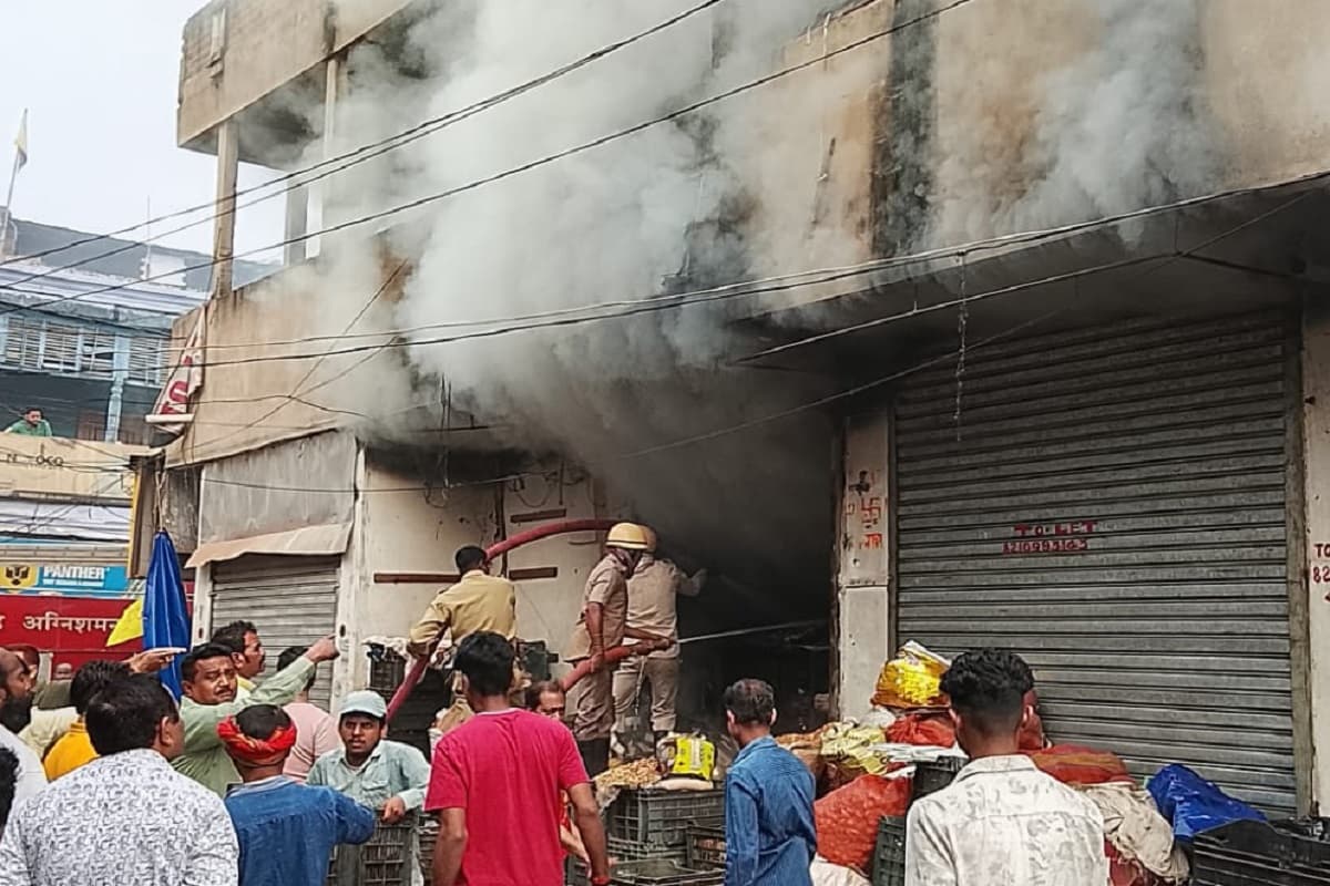 दुमका के टीन बाजार में पूजा सामग्री की दुकान में लगी भीषण आग, लाखों का सामान जलकर राख