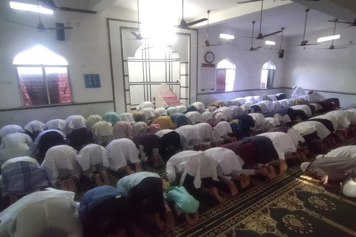 नोवामुंडी में अकीदत के साथ अता की गई ईद की नमाज, रोजदारों ने अमन-चैन की मांगी दुआ