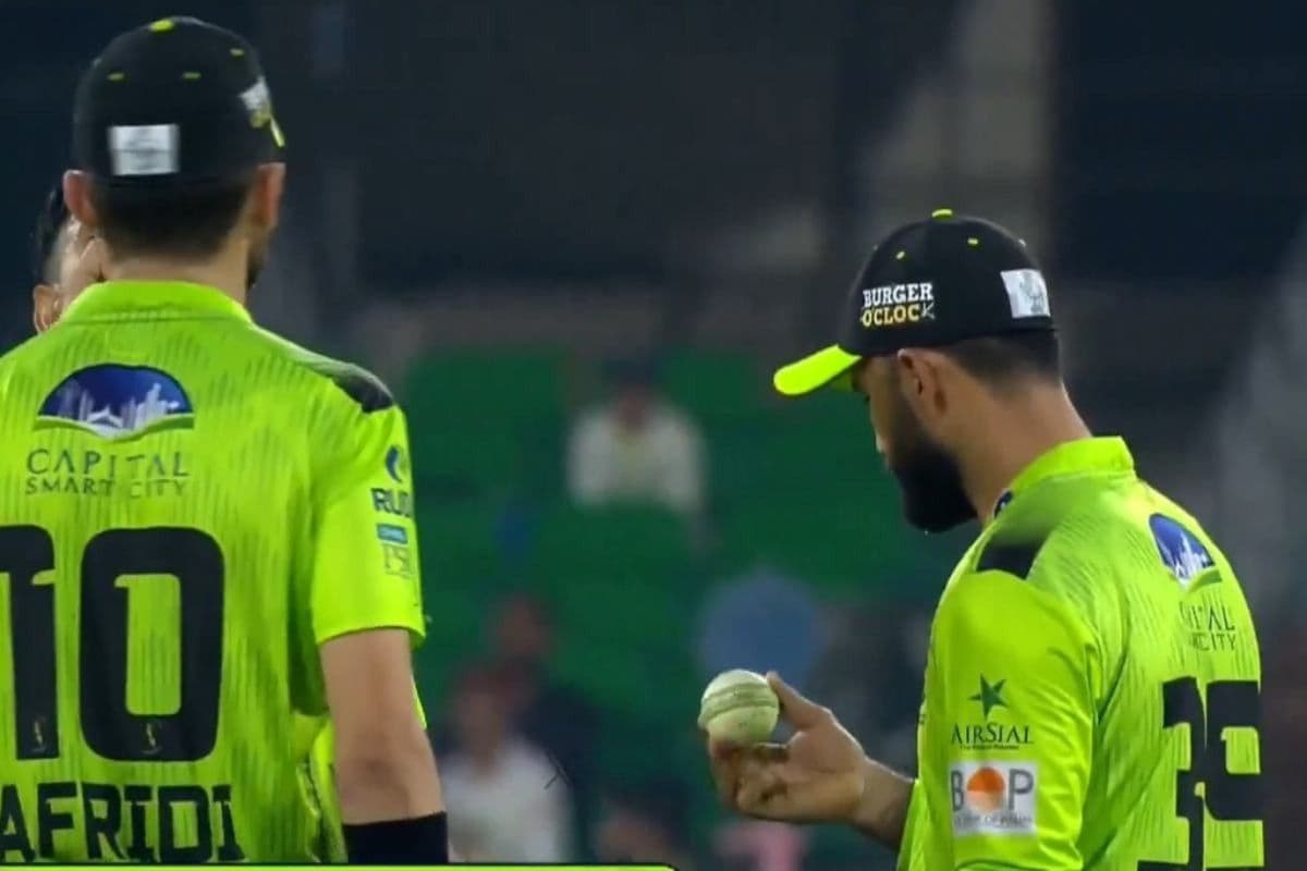 PCB ने फखर जमान को किया बैन, PSL में बॉल टैम्परिंग करते रंगे हाथ पकड़ाया खिलाड़ी