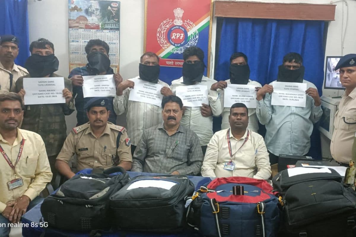 Dhanbad: गोमो में ट्रेन में चोरी करने वाले गैंग का पर्दाफाश, 6 को पुलिस ने दबोचा