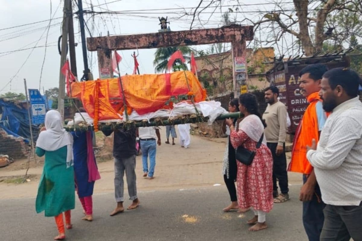 Gumla: बेटियों ने तोड़ी समाज की बेड़ियां, मां की अर्थी को दिया कंधा