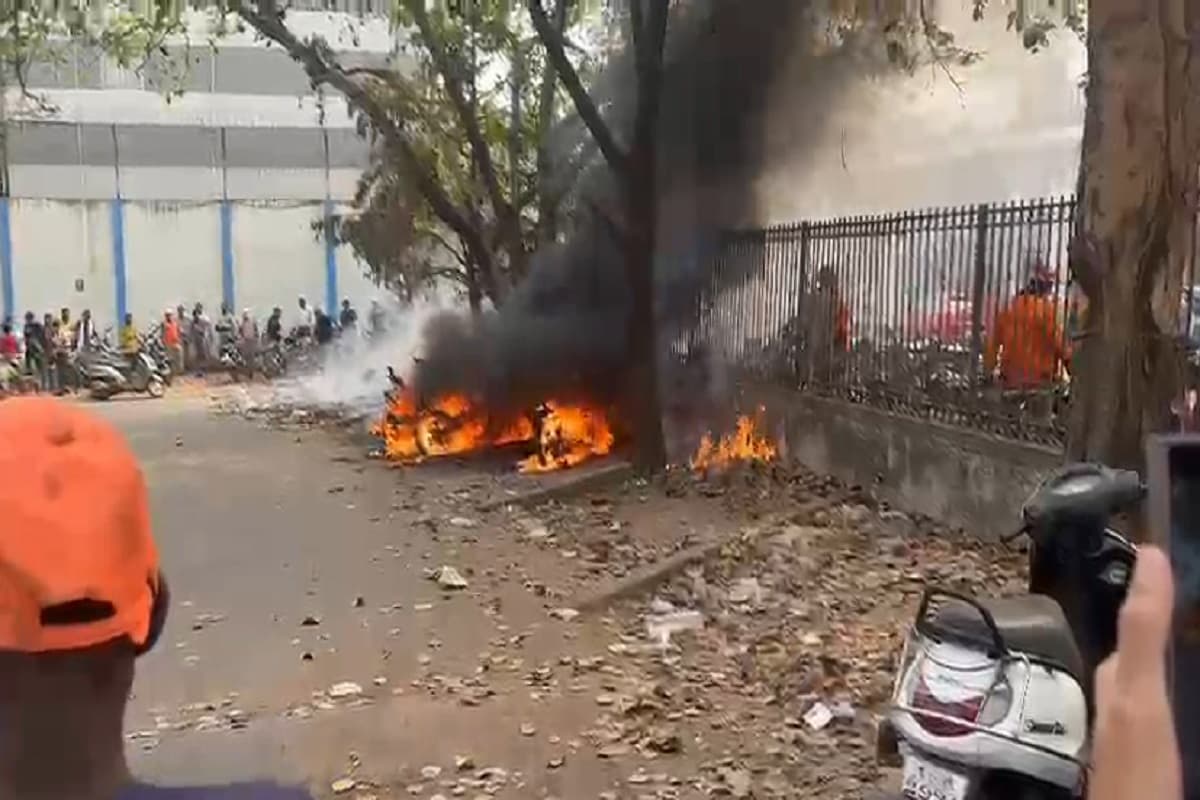 जमशेदपुर टाटा स्टील WSO गेट के पास खड़ी तीन बाइकों में लगी आग, मची अफरा-तफरी
