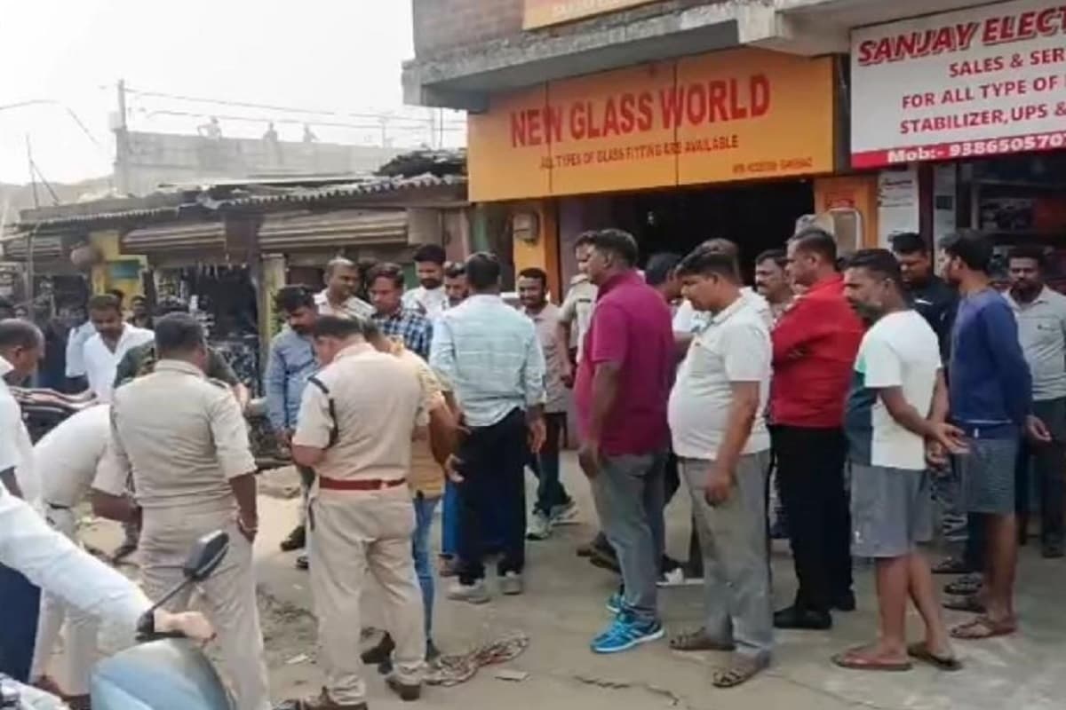 आदित्यपुर की दुकान में दिनदहाड़े गोलीबारी, थाने में फरियाद कर रहा था दुकानदार