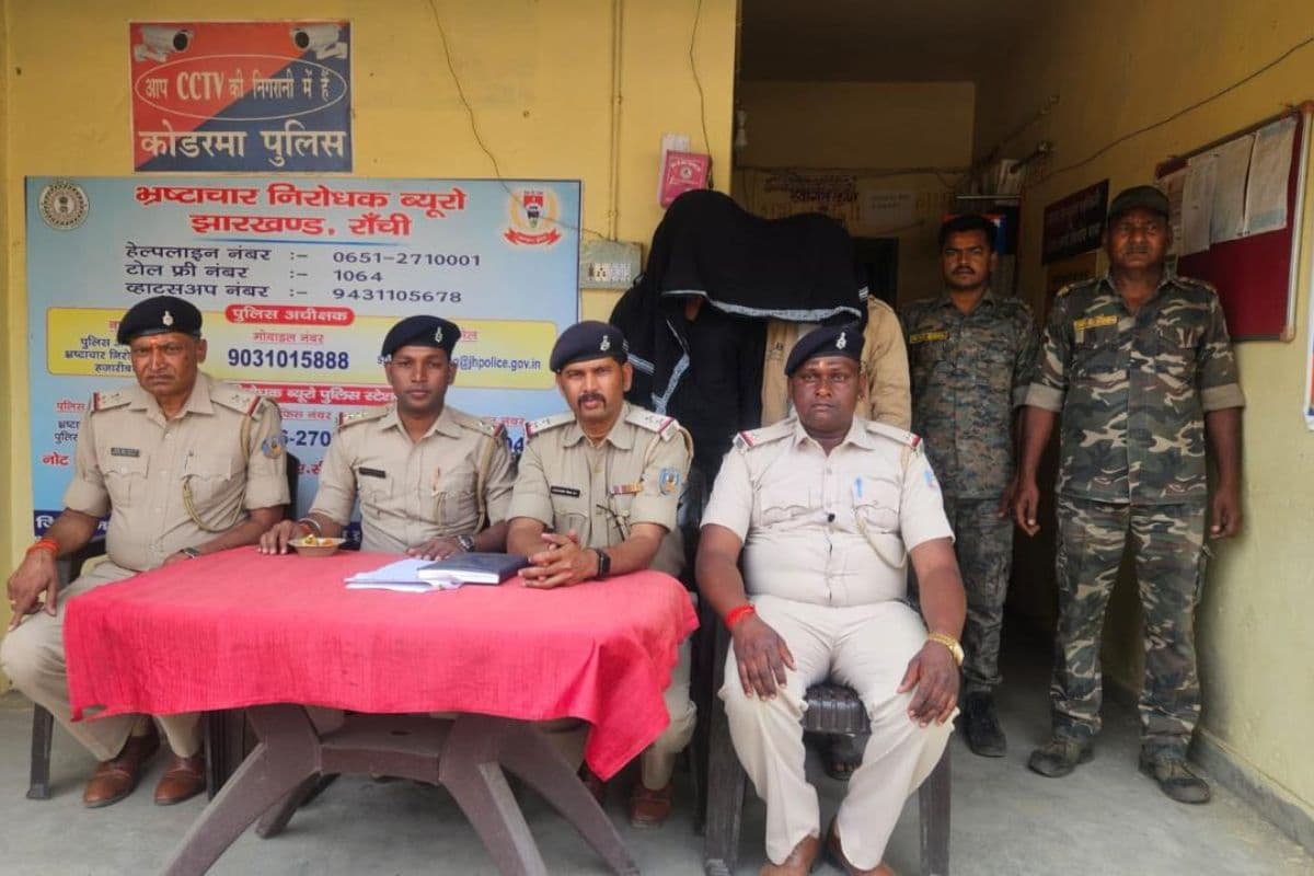 Koderma: डोमचांच में बाइक चोर गिरोह का भंडाफोड़, चोरी की 10 बाइक के साथ दो गिरफ्तार