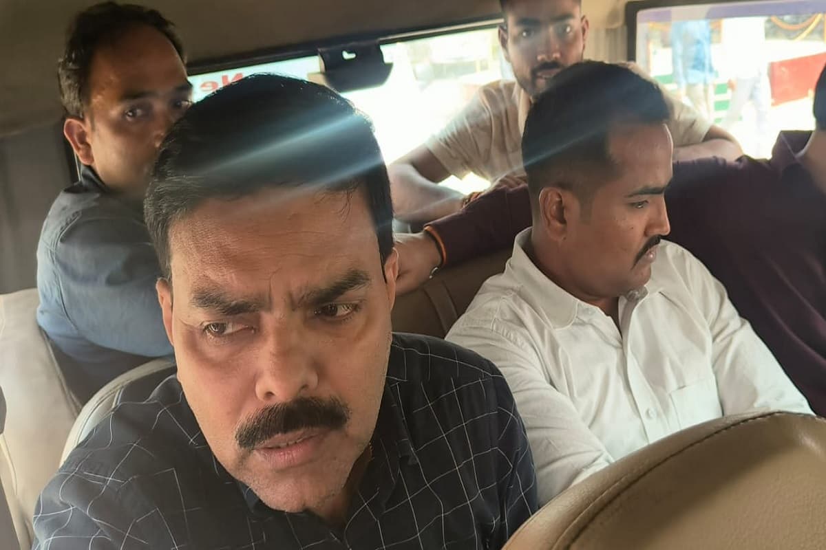 क्वार्टर में बुलाकर 15 हजार घूस ले रहे थे चंदवारा थाने के दारोगा, एसीबी की टीम ने धर दबोचा