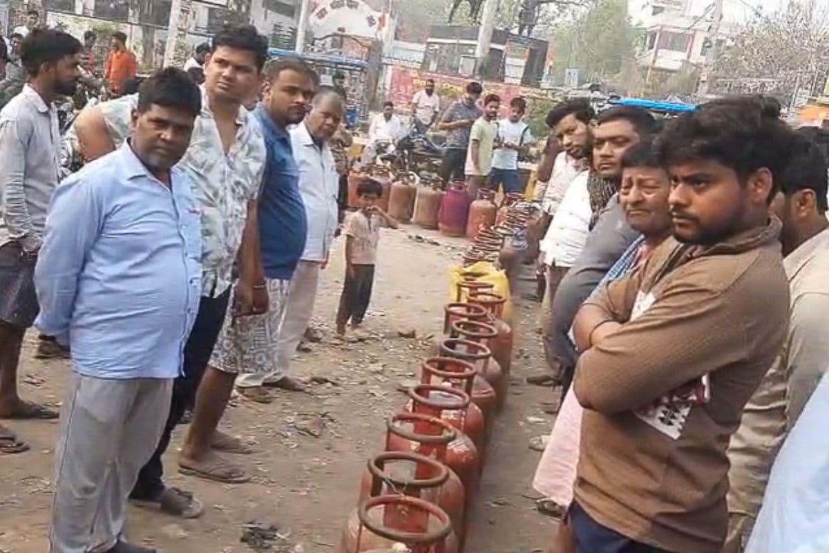 बिहार में रोजे के बीच गैस के लिए जद्दोजहद, घरेलू सिलेंडर के लिए सुबह से लगी लंबी लाइन