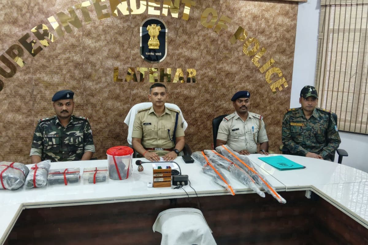 Latehar: जंगल में जमीन के नीचे से भारी मात्रा में गोला-बारूद और हथियार बरामद, नक्सलियों ने बताया पता