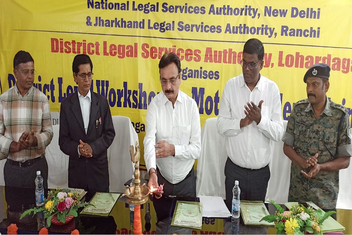 सड़क दुर्घटना में पीड़ित परिवार को जल्द कैसे मिलेगा मुआवजा? लोहरदगा में वर्कशॉप का आयोजन