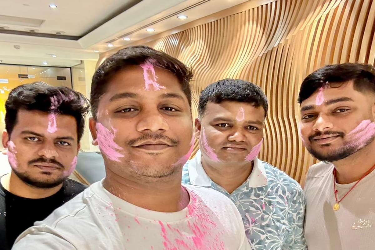 लोहरदगा के अमित दुबई में फंसे, एयरस्ट्राइक के बीच दोस्तों संग मनाई होली
