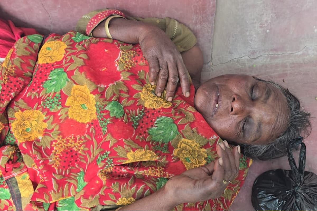 चक्रधरपुर में बच्चा चोरी के शक में वृद्ध महिला की पिटाई, हालत गंभीर