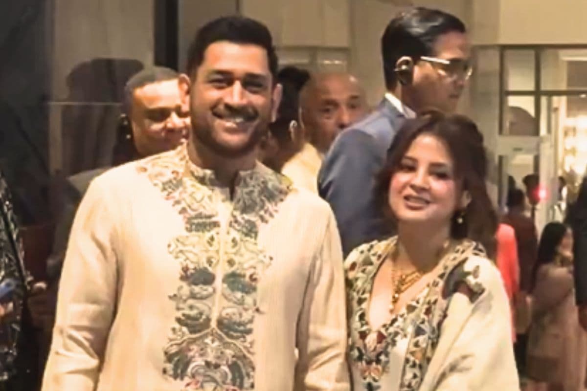 अर्जुन की शादी में धोनी-साक्षी का धाकड़ अंदाज, कैप्टन कूल के हाथ ने खींचा सबका ध्यान