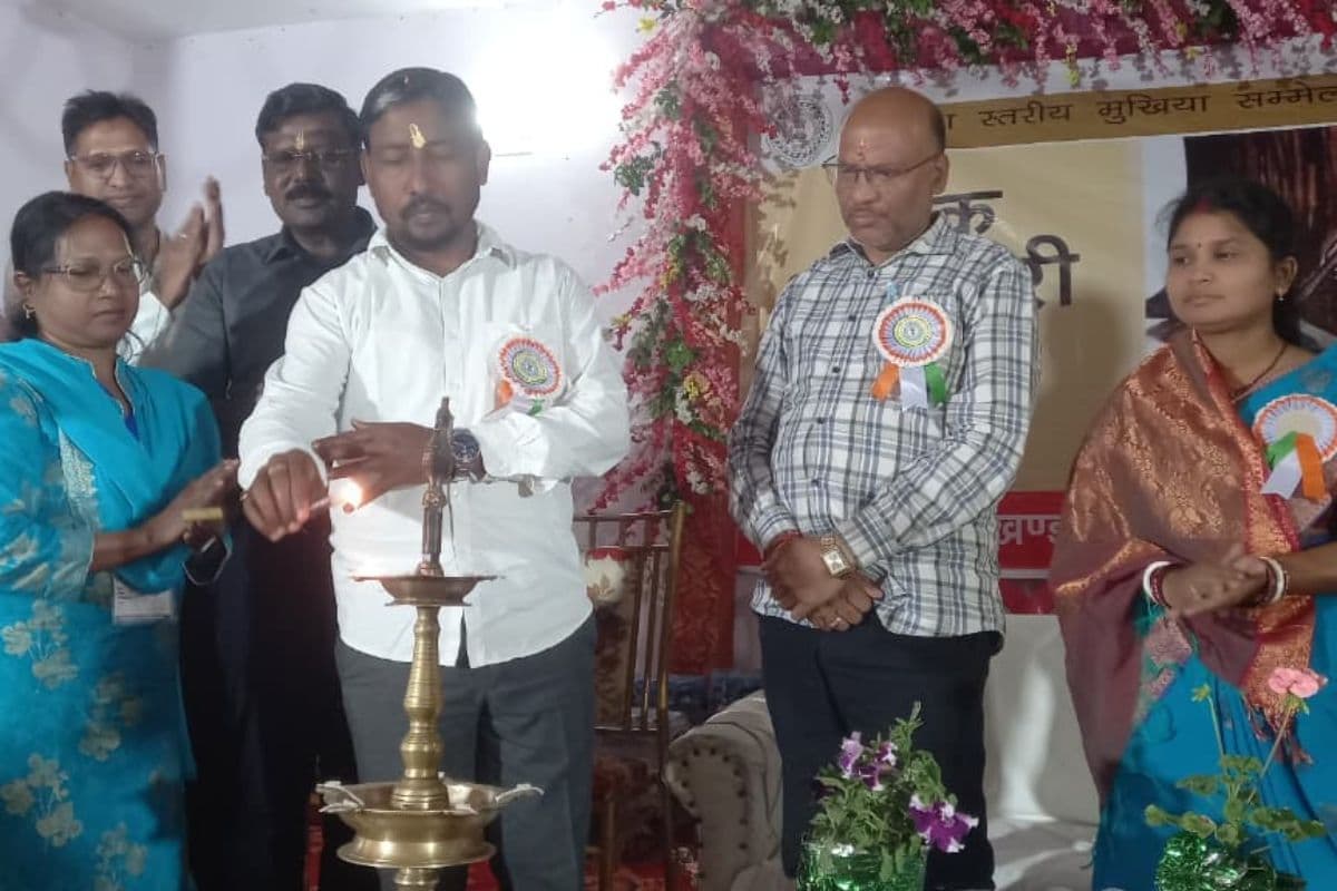 Saraikela: जिले के सभी मुखिया का हुआ जुटान, शिक्षा में सुधार का लिया संकल्प