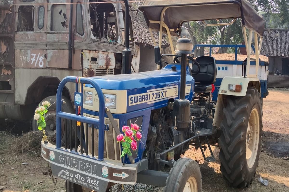 एक्शन में जगन्नाथपुर के एसडीओ और सीओ, बालू लदा चार टैक्टर जब्त