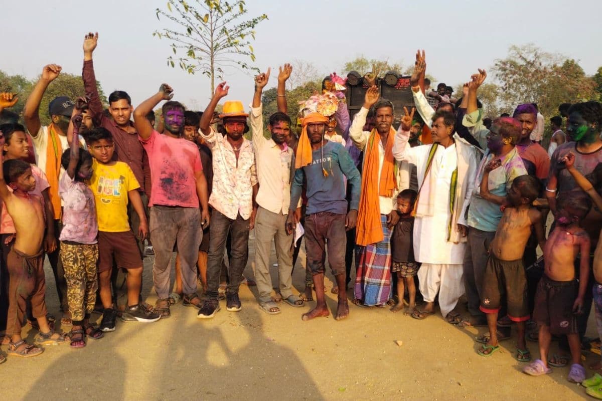 Palamu: बुढ़फाग पर निकाली गयी बारात, ग्रामीणों ने गालियों से किया दूल्हे का स्वागत