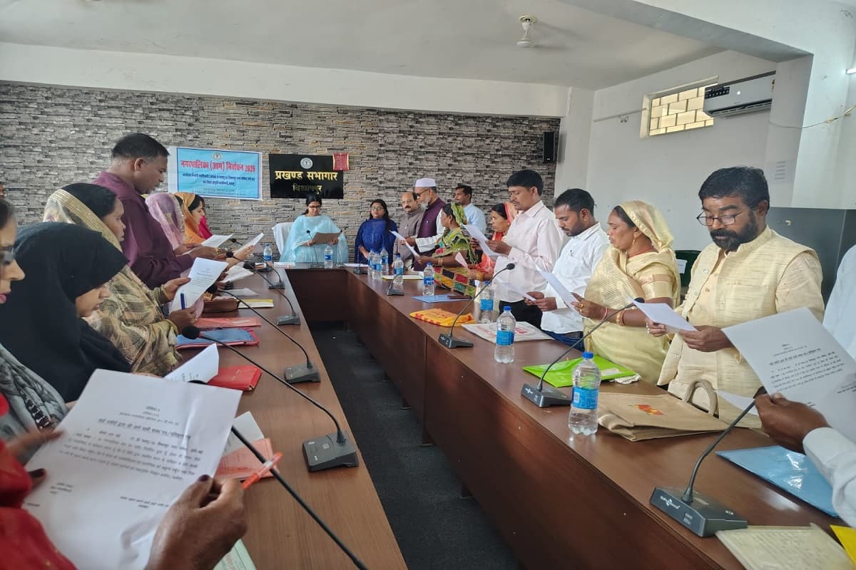 विश्रामपुर नगर परिषद के नवनिर्वाचित अध्यक्ष और वार्ड पार्षदों ने लिया शपथ, मिला प्रमाण पत्र