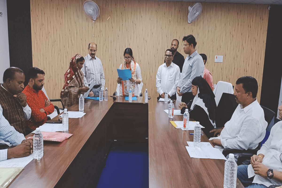 पलामू के हरिहरगंज नगर पंचायत में शपथ ग्रहण, अध्यक्ष और 16 वार्ड पार्षदों ने संभाली जिम्मेदारी