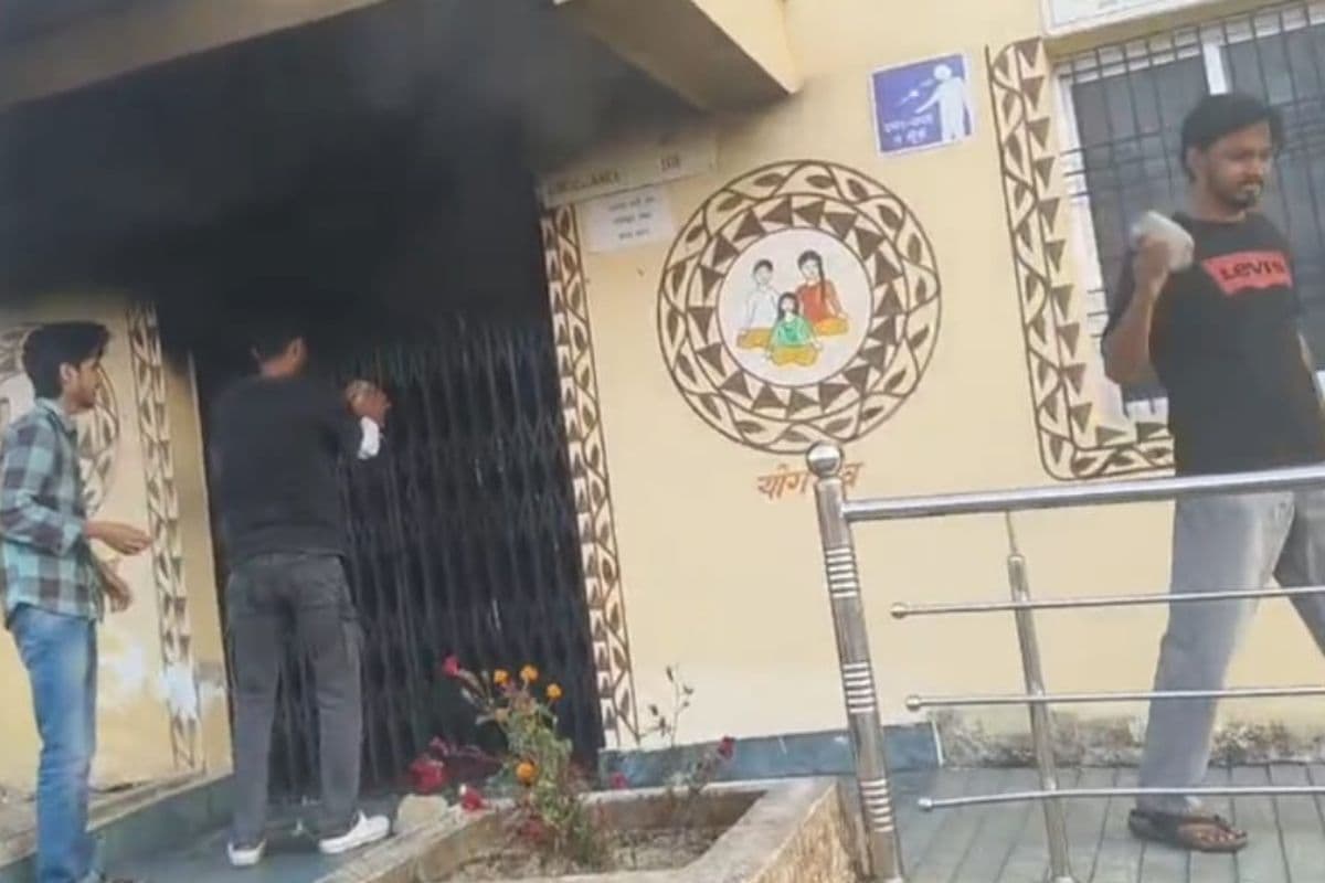 Palamu: करीमनडीह उप स्वास्थ्य केंद्र में लगी आग, कई समान जलकर खाक