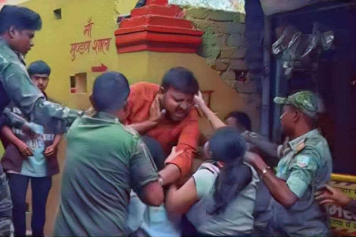 रजरप्पा मंदिर में श्रद्धालु से मारपीट का मामला गरमाया, 5 पुलिसकर्मी सस्पेंड