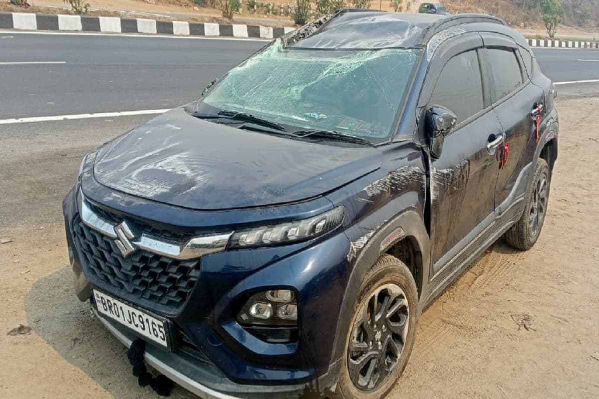 रामगढ़ में पटना-रांची रोड पर डिवाइडर से टकराई कार, दो लोग घायल