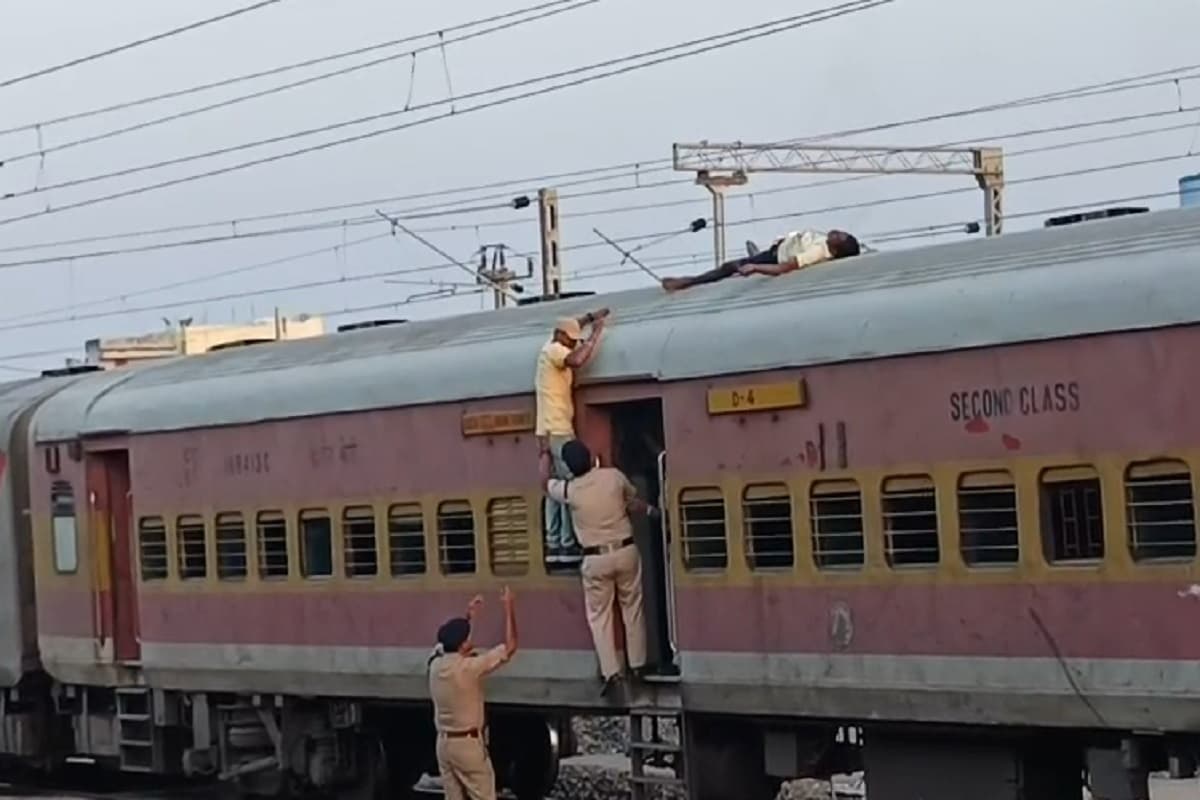 रांची रेलवे स्टेशन पर हाईटेंशन तार की चपेट में आया ट्रेन की छत पर चढ़ा युवक, बाल-बाल बची जान