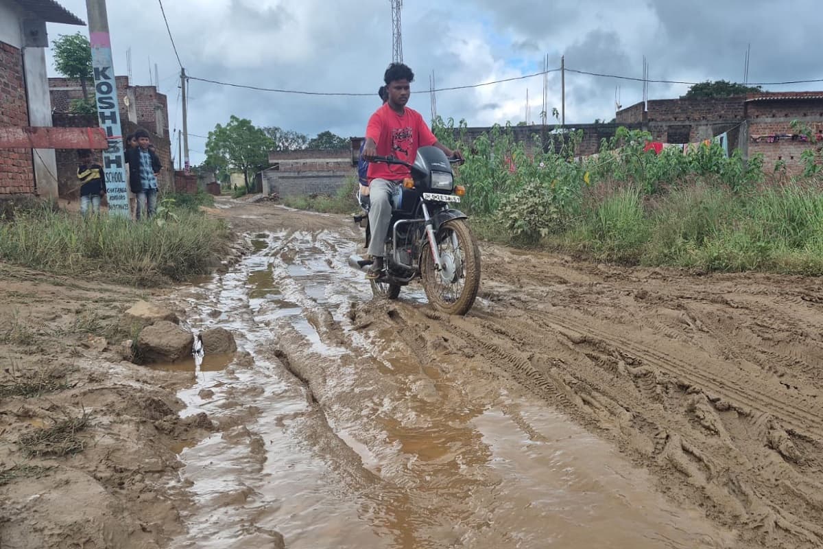 जर्जर सड़क से रांची में कोकदोरो गांव के लोग परेशान, वर्षों से मरम्मत का इंतजार